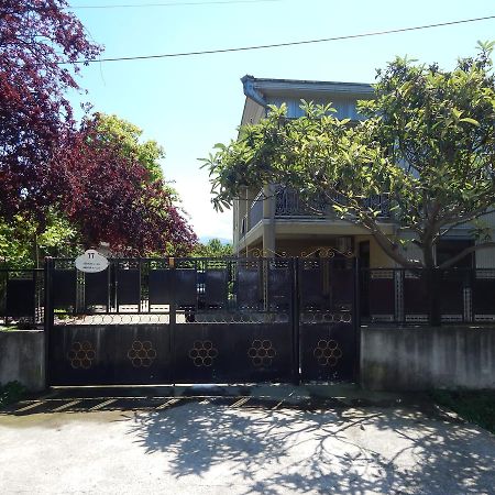 Guest House On Angisa バトゥーミ エクステリア 写真