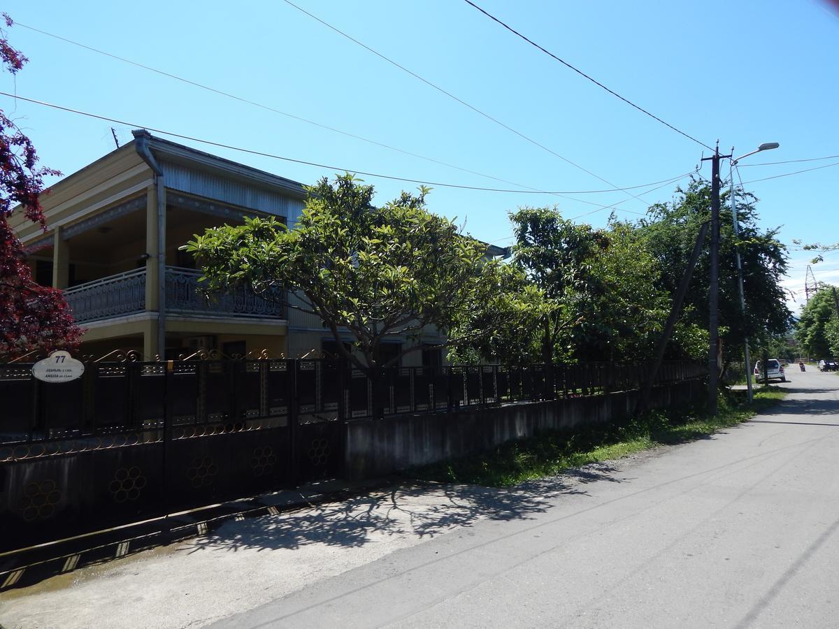Guest House On Angisa バトゥーミ エクステリア 写真