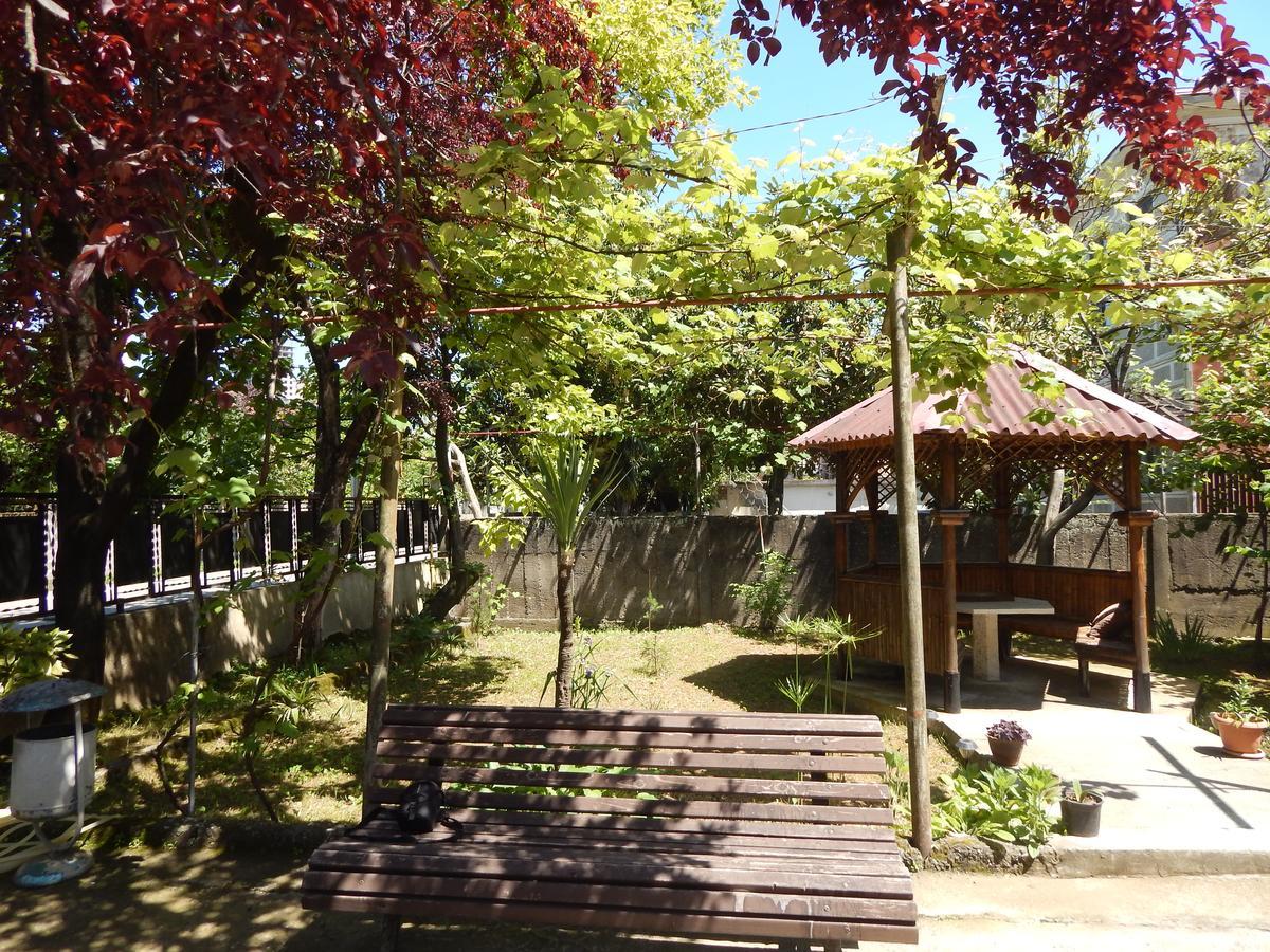 Guest House On Angisa バトゥーミ エクステリア 写真